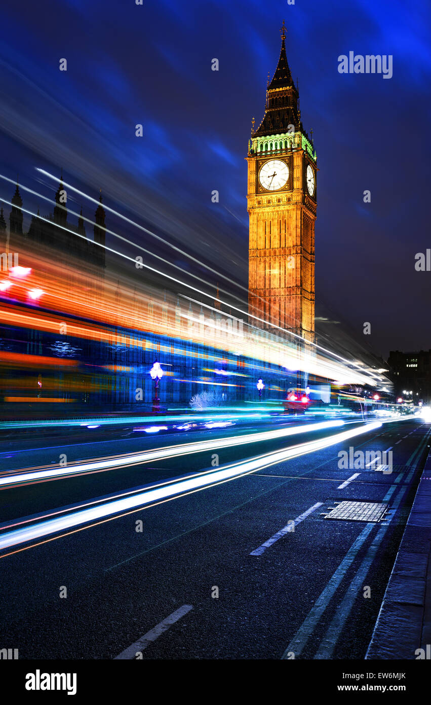 Big Ben, eines der bekanntesten Symbole von London und England, wie in der Nacht und die Lichter der Autos Passi gezeigt Stockfoto