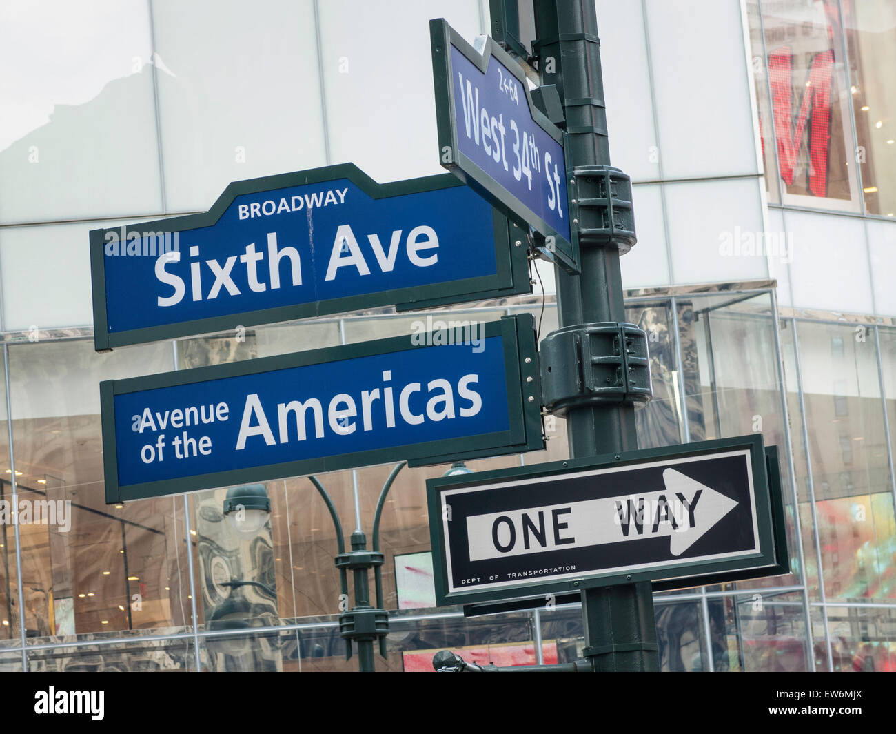 Wegweiser an der Kreuzung von Sixth Avenue und West 34th Street, New York Stockfoto