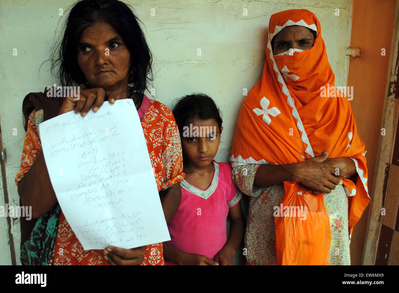 Bewohner der Slums protestieren gegen hohen Händigkeit Zulauf Menschen während der Demonstration in Hyderabad Presseclub am Donnerstag, 18. Juni 2015. Stockfoto