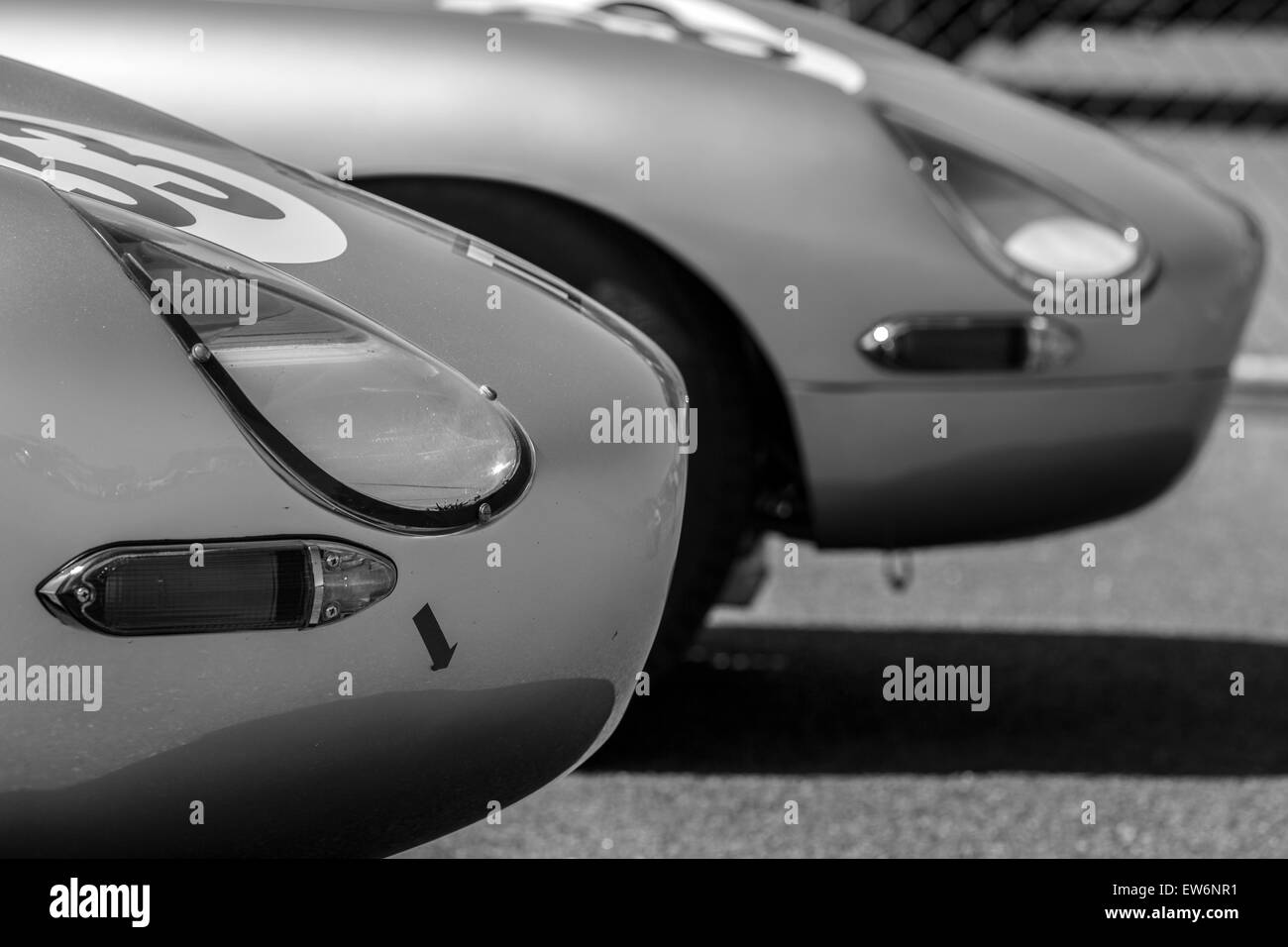 Zwei Rennen E Typ Jaguare in Brands Hatch. Stockfoto