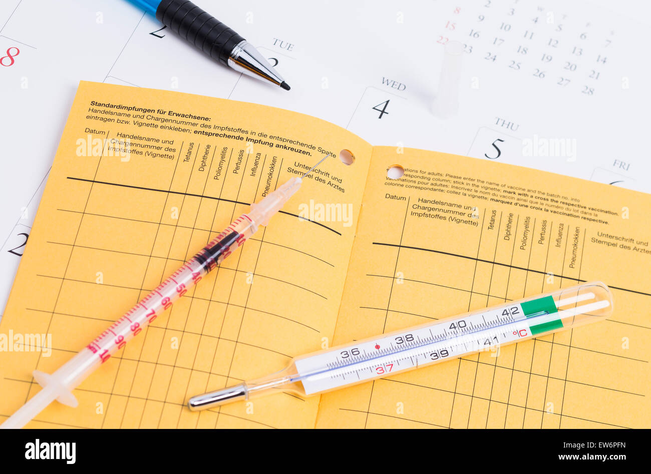 Bescheinigung über die Impfung mit Einspritzung und Stift auf Kalender Stockfoto