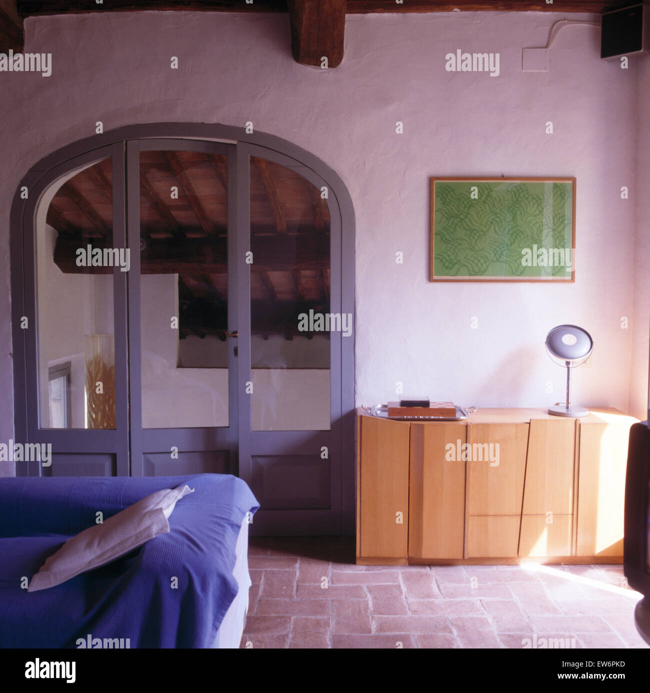 Die Hälfte verglast doppelte Türen und Ziegel-Fußboden der neunziger Jahre skandinavischen Wohnzimmer Stockfoto
