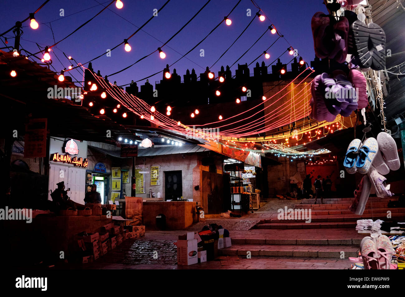 Israel, Jerusalem. 18. Juni 2015. Eine Gasse im muslimischen Viertel mit festlichen Lichtern während des muslimischen Heiligen Monats Ramadan in der Altstadt von Jerusalem am 18. Juni 2015.  Muslime weltweit beobachten Ramadan als Monat des Fastens und gilt als eine der fünf Säulen des Islam. Bildnachweis: Eddie Gerald/Alamy Live-Nachrichten Stockfoto