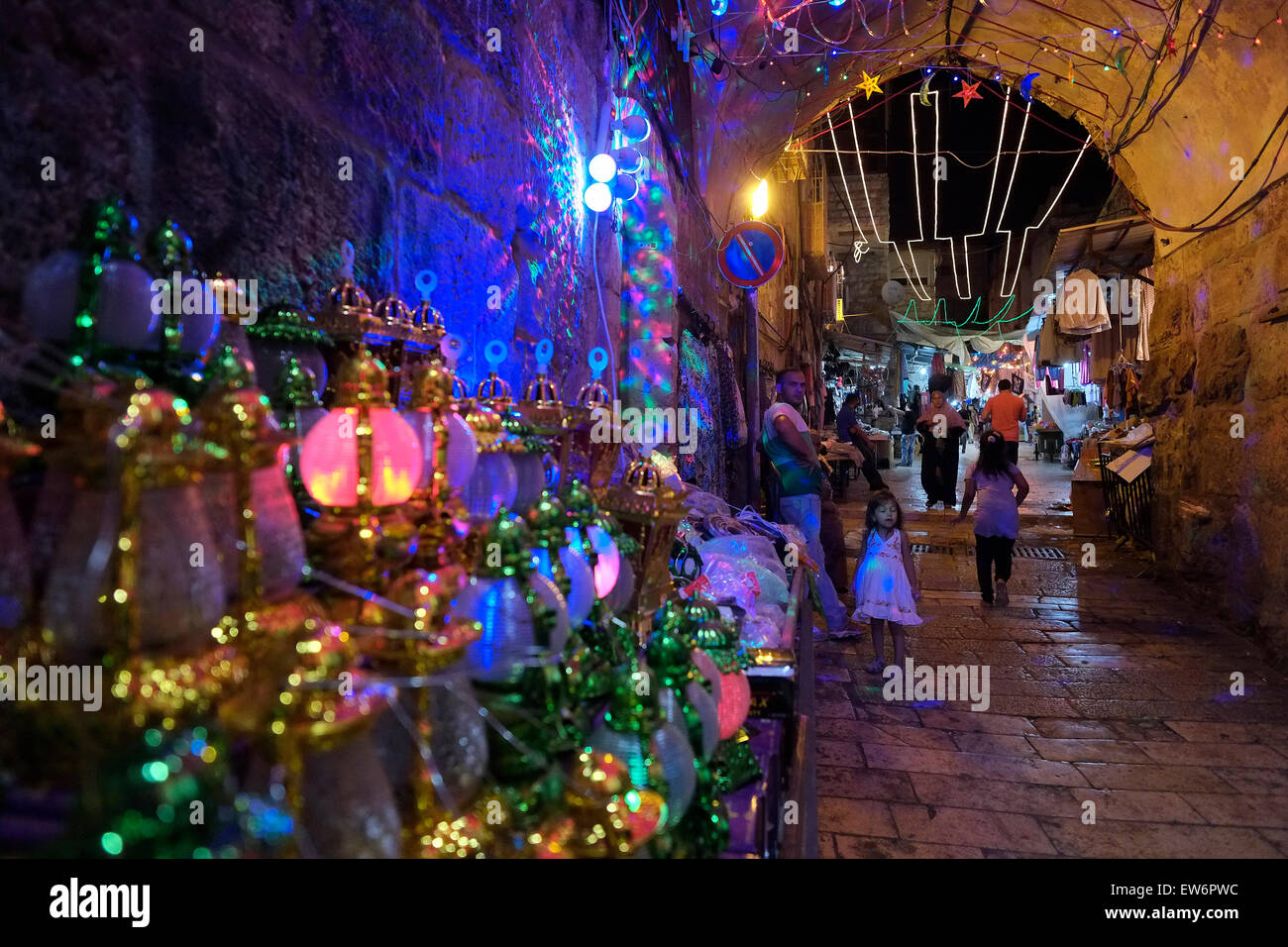 Israel, Jerusalem. 18. Juni 2015. Eine Gasse im muslimischen Viertel mit festlichen Lichtern während des muslimischen Heiligen Monats Ramadan in der Altstadt von Jerusalem am 18. Juni 2015.  Muslime weltweit beobachten Ramadan als Monat des Fastens und gilt als eine der fünf Säulen des Islam. Bildnachweis: Eddie Gerald/Alamy Live-Nachrichten Stockfoto