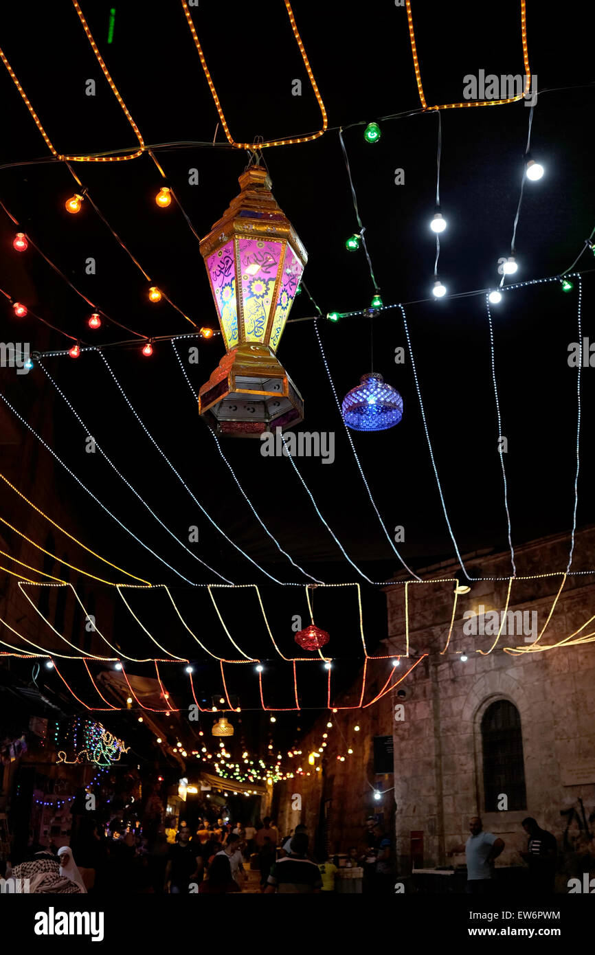 Festliche Lichter und fanous Ramadan Dekorationen in einer Gasse im muslimischen Viertel während des muslimischen Fastenmonats Ramadan in der Altstadt von Jerusalem Israel Stockfoto