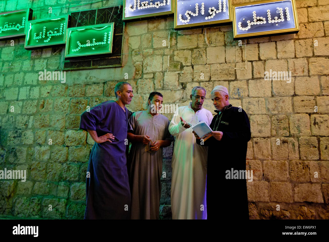 Israel, Jerusalem. 18. Juni 2015. Straßenszene in das muslimische Viertel während des muslimischen Heiligen Monats Ramadan in der Altstadt von Jerusalem am 18. Juni 2015.  Muslime weltweit beobachten Ramadan als Monat des Fastens und gilt als eine der fünf Säulen des Islam. Bildnachweis: Eddie Gerald/Alamy Live-Nachrichten Stockfoto