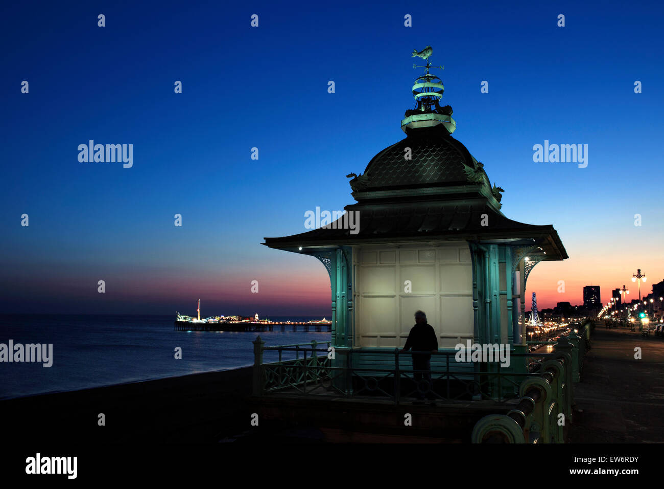 Dämmerung Himmel hinter der Madeira heben, Marine Parade, Brighton. Pier im Hintergrund beleuchtet. Stockfoto