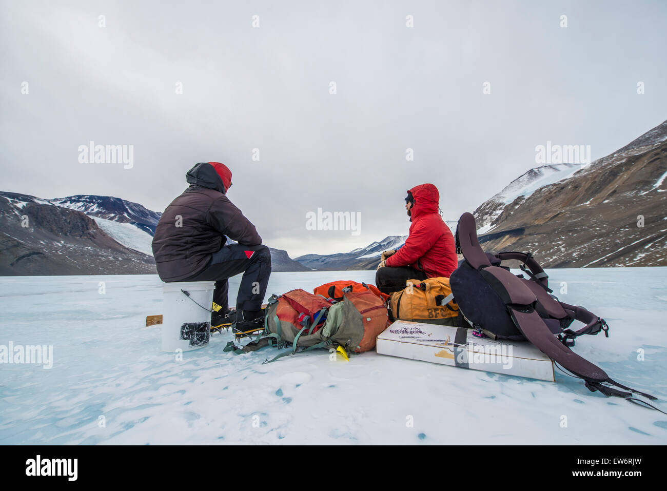 Wissenschaftler warten auf einen Helikopter aufgreifen, der Taylor-Gletscher der Antarktis. Stockfoto