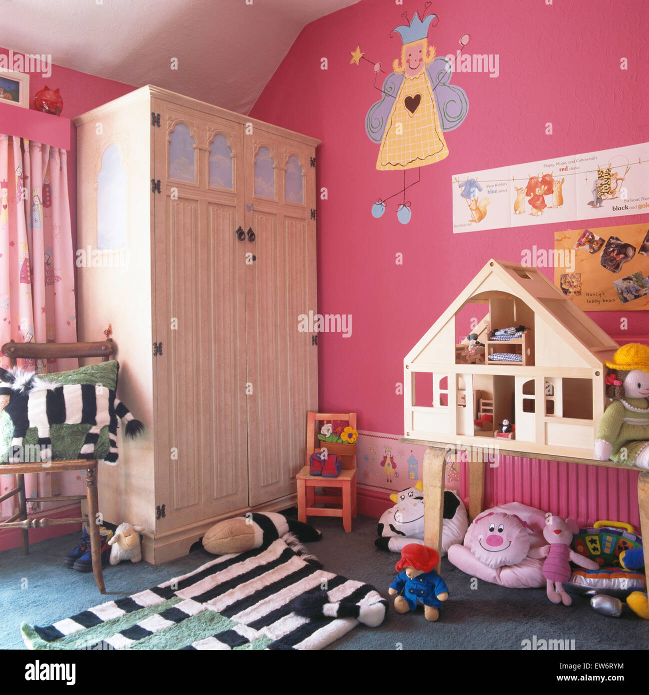 Lackierte Garderobe in hell rosa neunziger Jahre Mädchen Schlafzimmer mit einer einfachen Puppenhaus Stockfoto