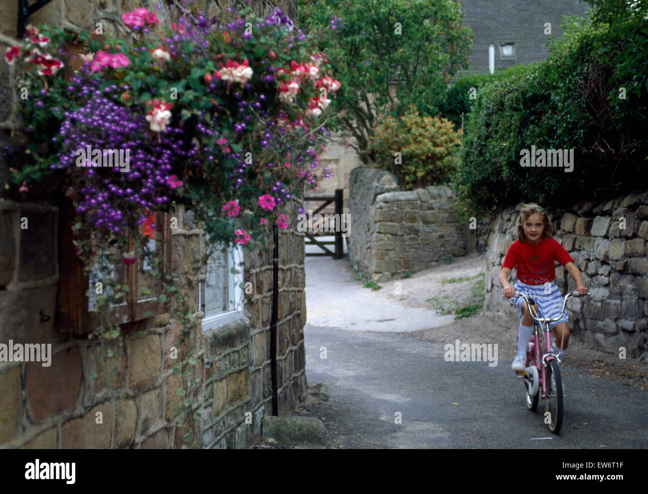 Junges Mädchen in einem Dorf Radfahren Stockfoto