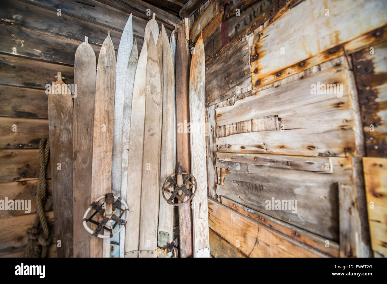 Ski innerhalb Kapitän Scotts Terra-Nova-Hütte. Stockfoto