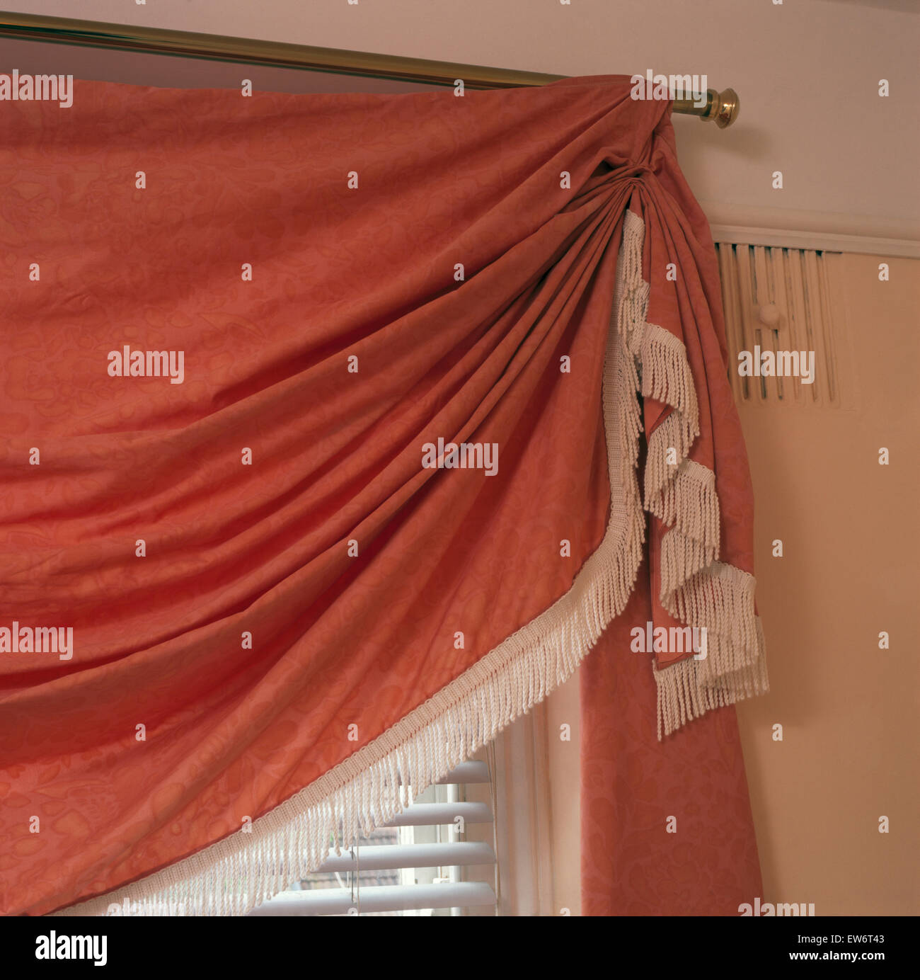 Nahaufnahme von einem drapierten Pfirsich Vorhang Stockfoto