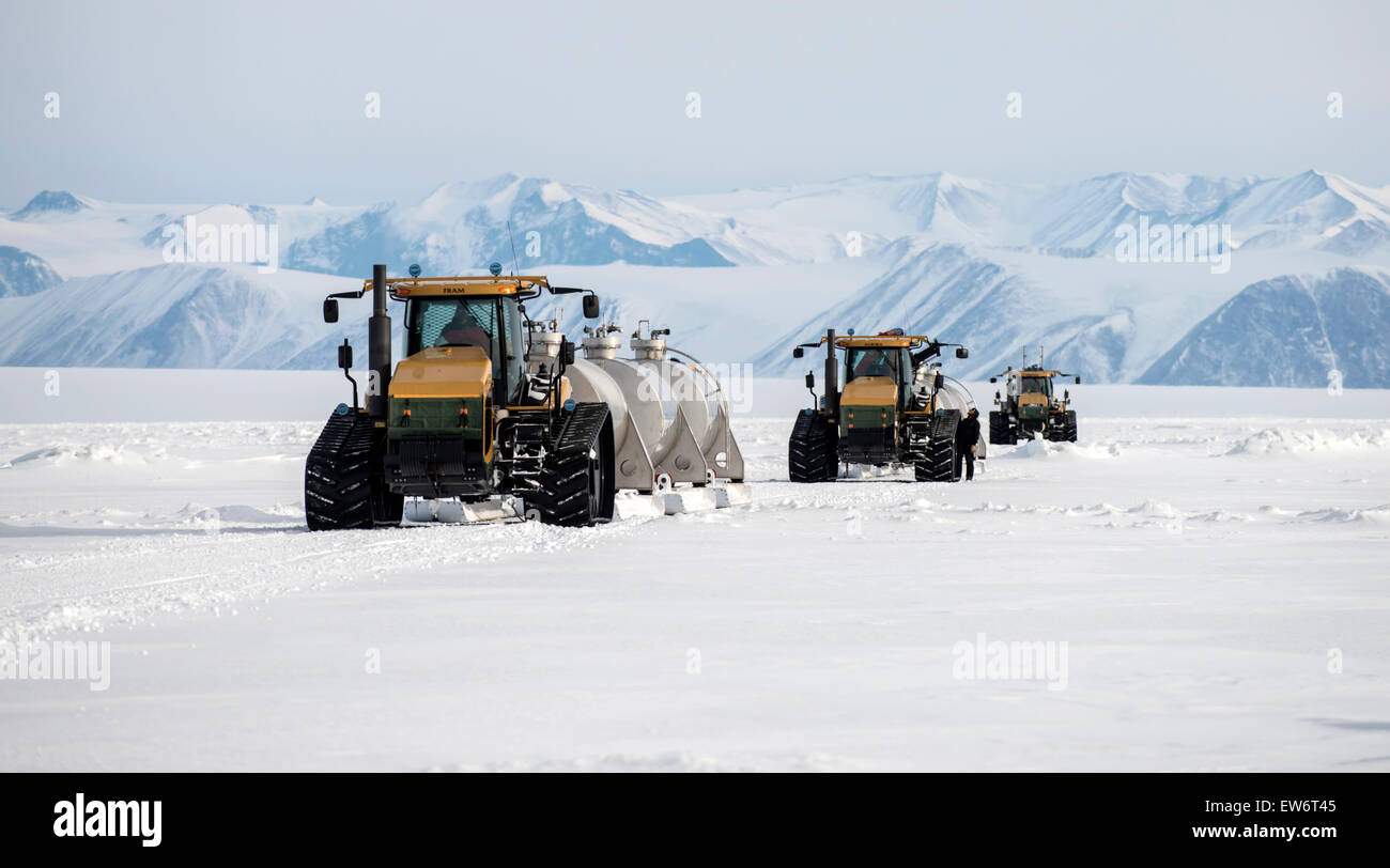 Traktoren ziehen Schlitten des Kraftstoffs, USA Helikopter Betankung Talstation Marmor Punkt, Antarktis zu versorgen. Stockfoto