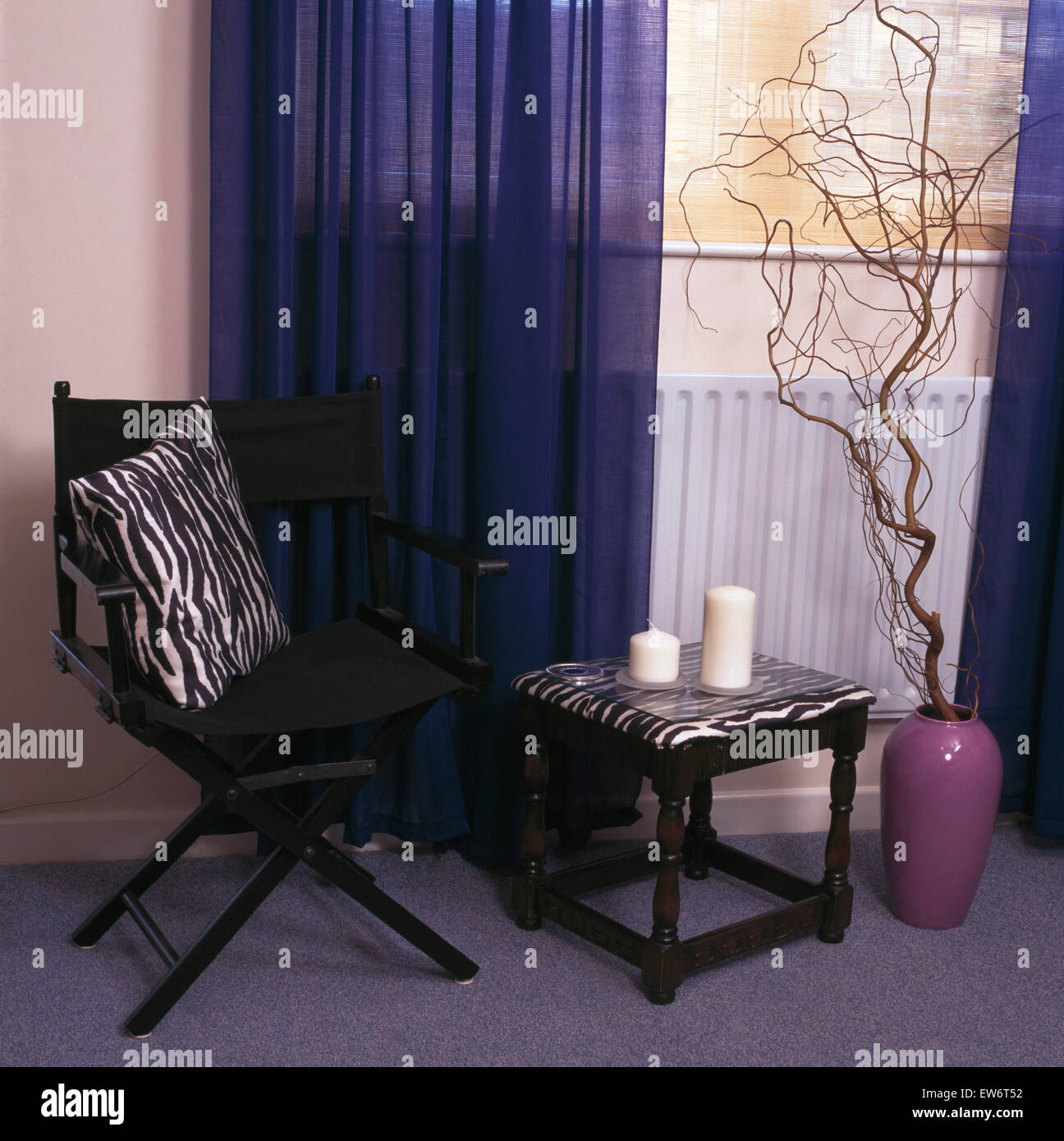 Schwarzer Stuhl des Regisseurs und Hocker in neunziger Jahre Wirtschaft Stil Zimmer Stockfoto
