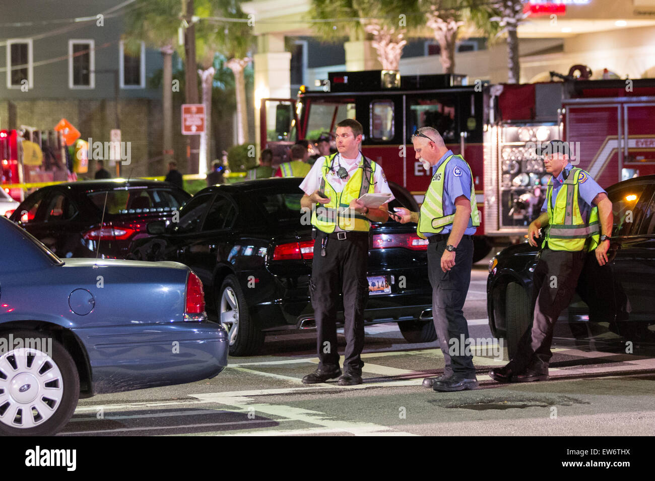 Polizei und EMT Feuerwehrmann außerhalb der historischen Mutter Emanuel African Methodist Episcopal Church wo ein Schütze das Feuer auf ein Gebetstreffen töten neun eröffnet Menschen 17. Juni 2015 in Charleston, South Carolina. Stockfoto