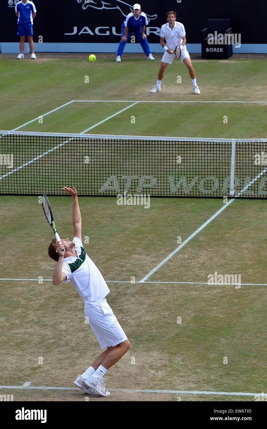 HERTOGENBOSCH, Niederlande. 14. Juni 2015. ATP Topshelf Herren-Einzel-Tennis-Finale. Nicolas Mahut vs. David Goffin. Nicolas Mahut (FRA) dient, David Goffin (BEL) © Action Plus Sport/Alamy Live News Stockfoto