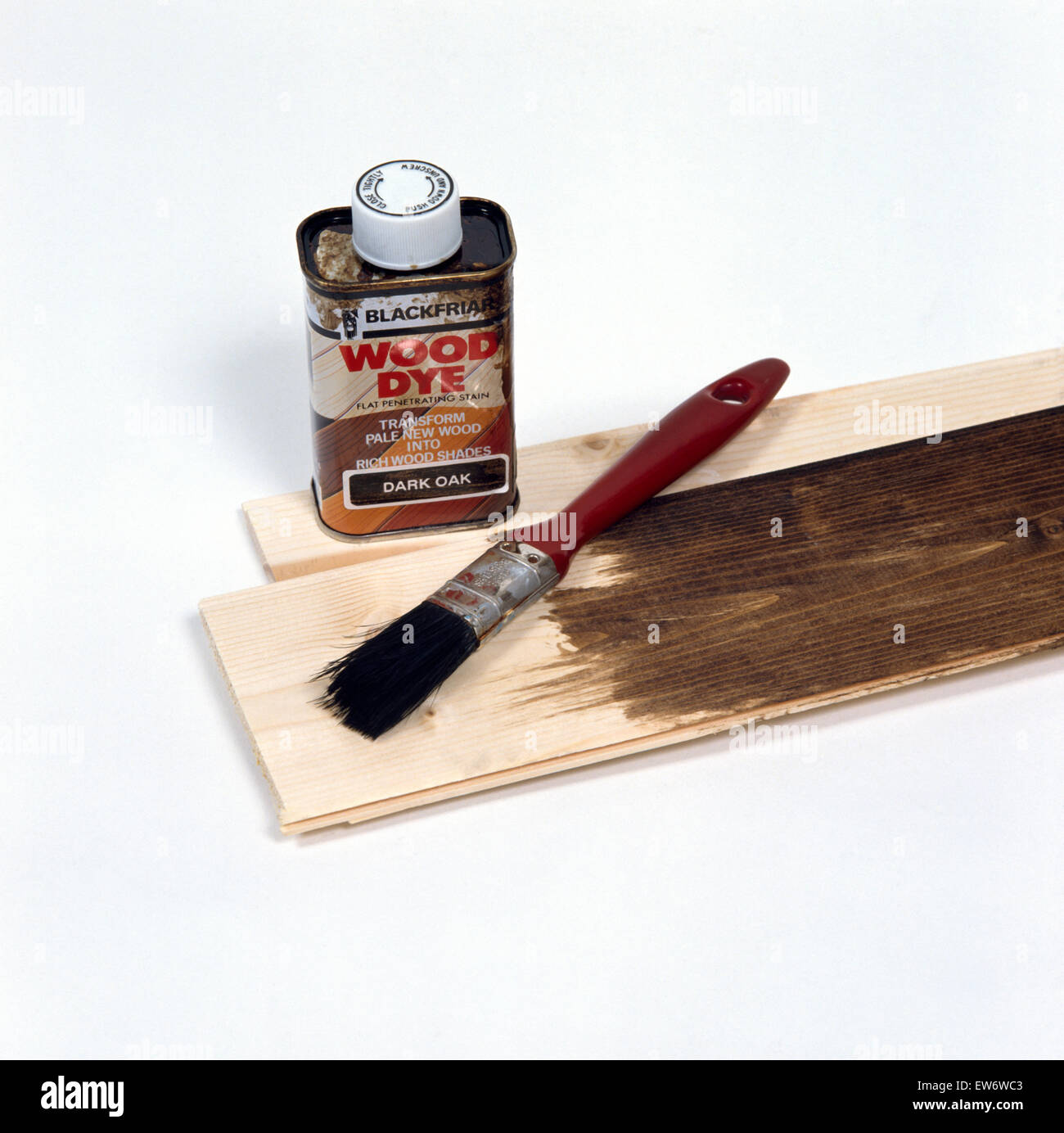 Nahaufnahme von einer Dose Holz Farbe mit einem Pinsel Stockfoto