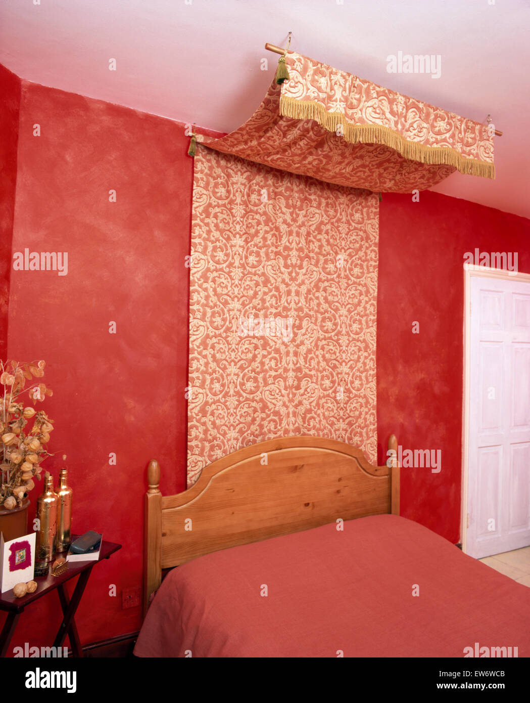 Baldachin über dem Bett im Schlafzimmer tief rosa Wirtschaft Stil der 90er Jahre Stockfoto