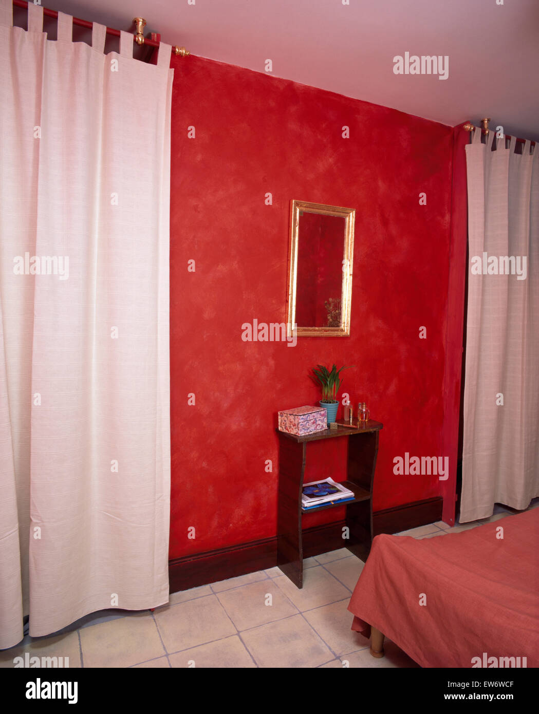 Weiße Vorhänge im Schlafzimmer rote Wirtschaft Stil der 90er Jahre Stockfoto