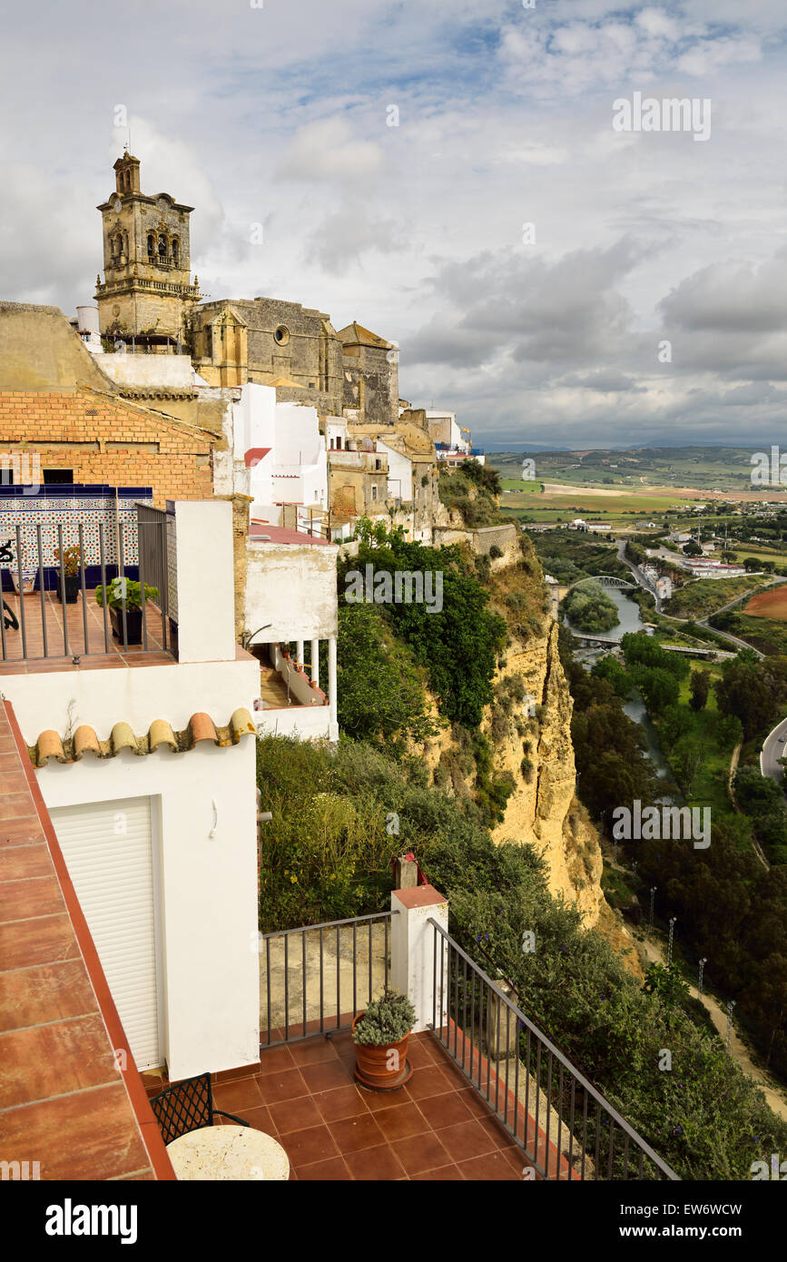 Hotel el Convento Terrassen am Felsen von Arcos De La Frontera mit Guadalete Flusstal und St. Peter Kirche Stockfoto