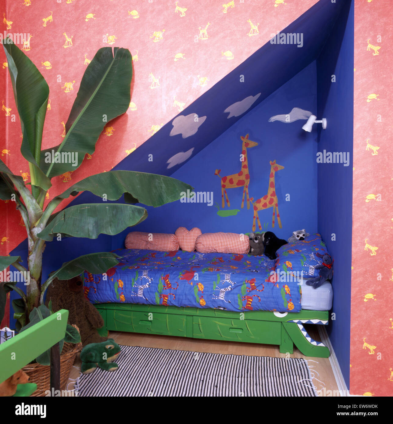 Wandbild gemalt auf der Wand über Krokodil geformten Bett im Kinderzimmer Wirtschaft Stil der 90er Jahre Stockfoto