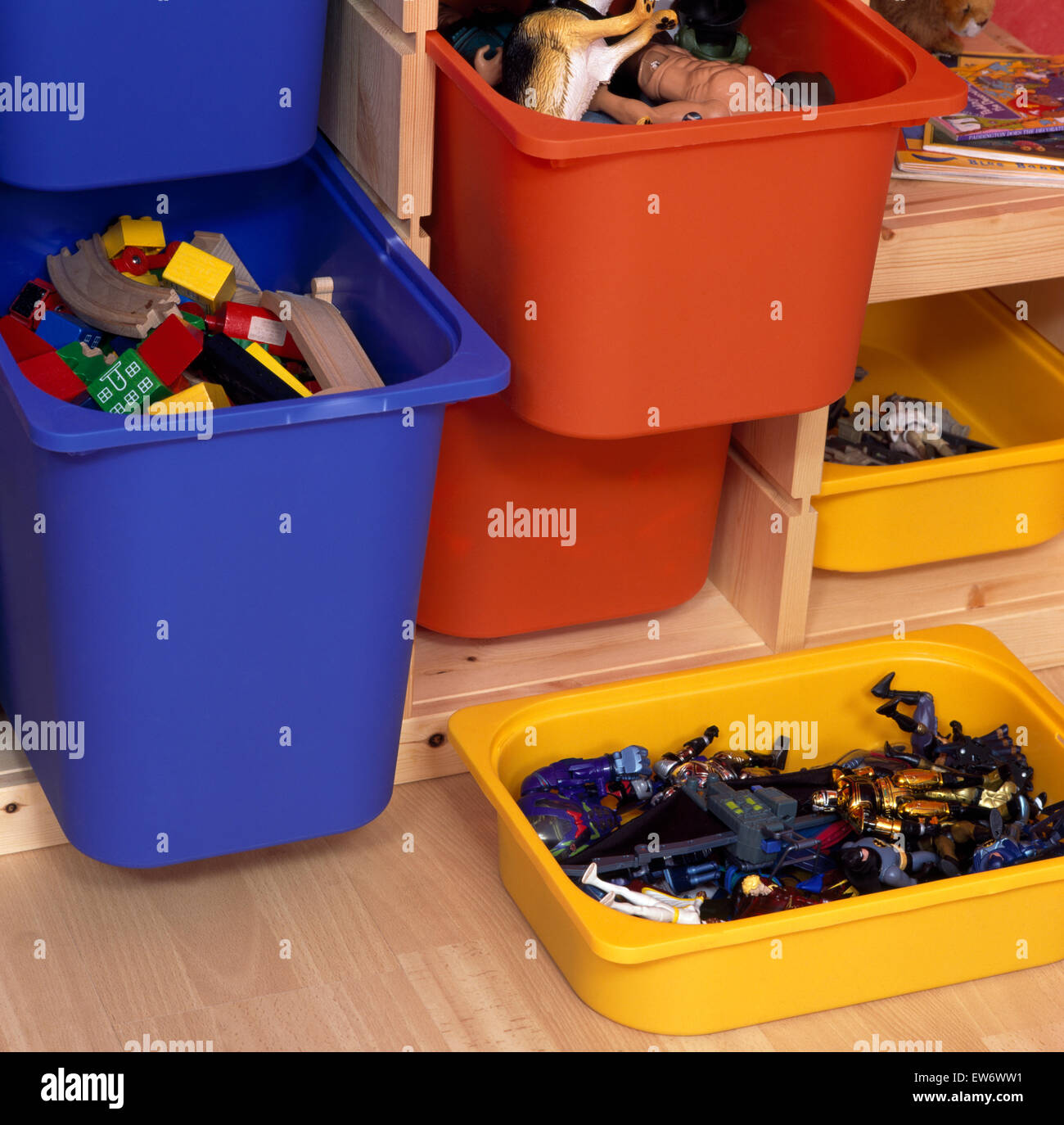 Nahaufnahme von bunten Kunststoff-Behälter Speichern von Kinderspielzeug Stockfoto