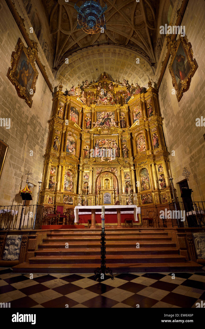 Hauptaltar zeigt die Aufnahme Mariens in den Himmel in Basilika in Arcos De La Frontera Spanien Stockfoto