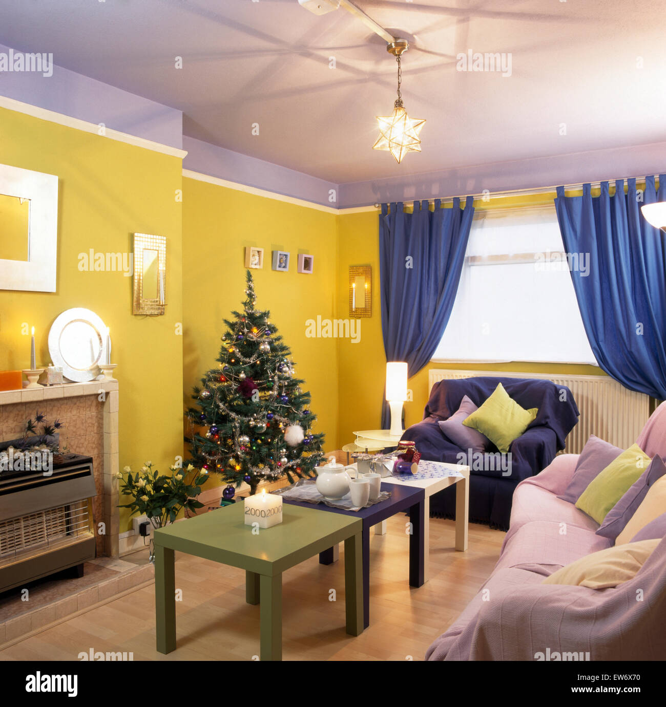 Weihnachtsbaum in Wirtschaft gelb und lila neunziger Jahre Stil Wohnzimmer Stockfoto
