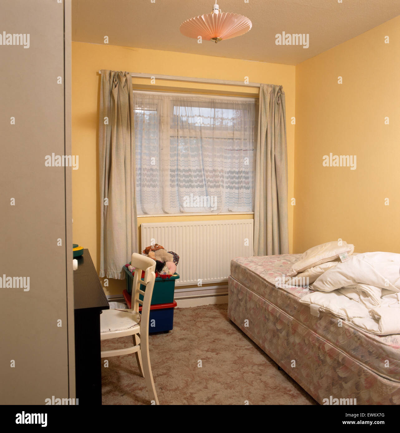Wirtschaft gelbe Schlafzimmer vor der Renovierung Stockfoto