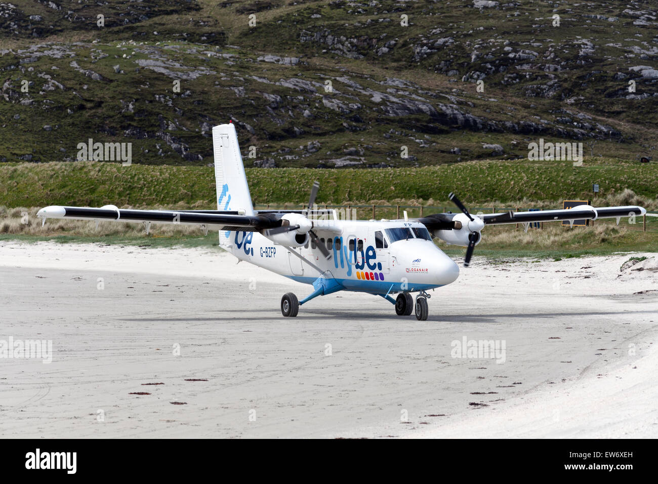 Kleines Flugzeug auf der sandigen Piste von Barra Airport, Schottland Stockfoto