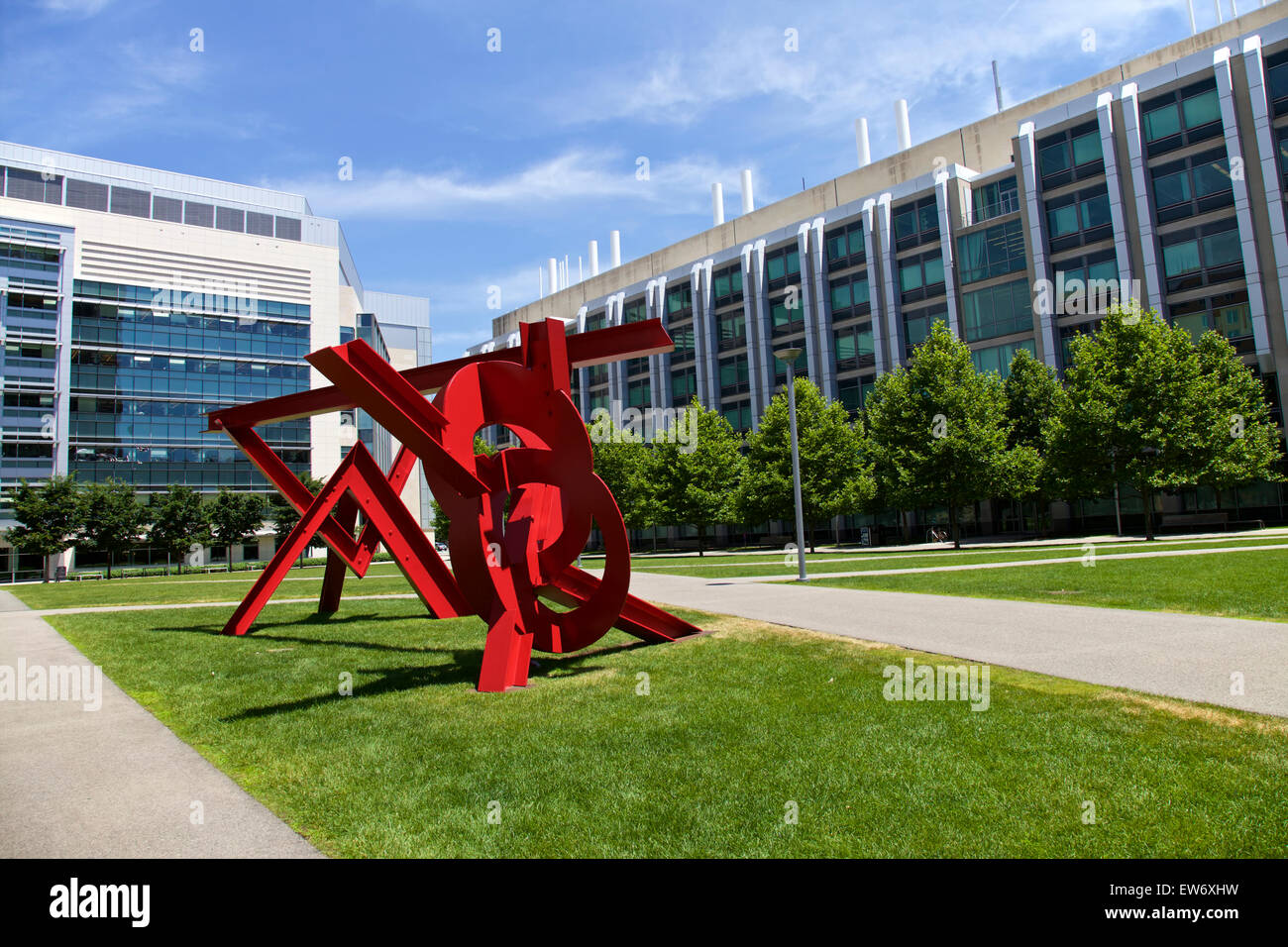 Moderne rote Skulptur vor Frank O Gehrys Stata Center, Boston, Massachusetts, USA.  Entworfen von dem Architekten Frank Gehry Stockfoto