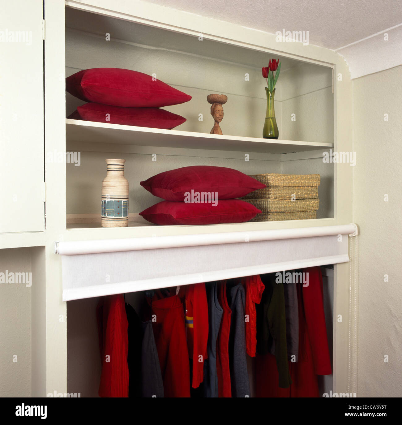 Offenen Regalen über Kleidung Lagerung mit Blind in neunziger Jahre angehoben Wirtschaft Stil Schlafzimmer Stockfoto