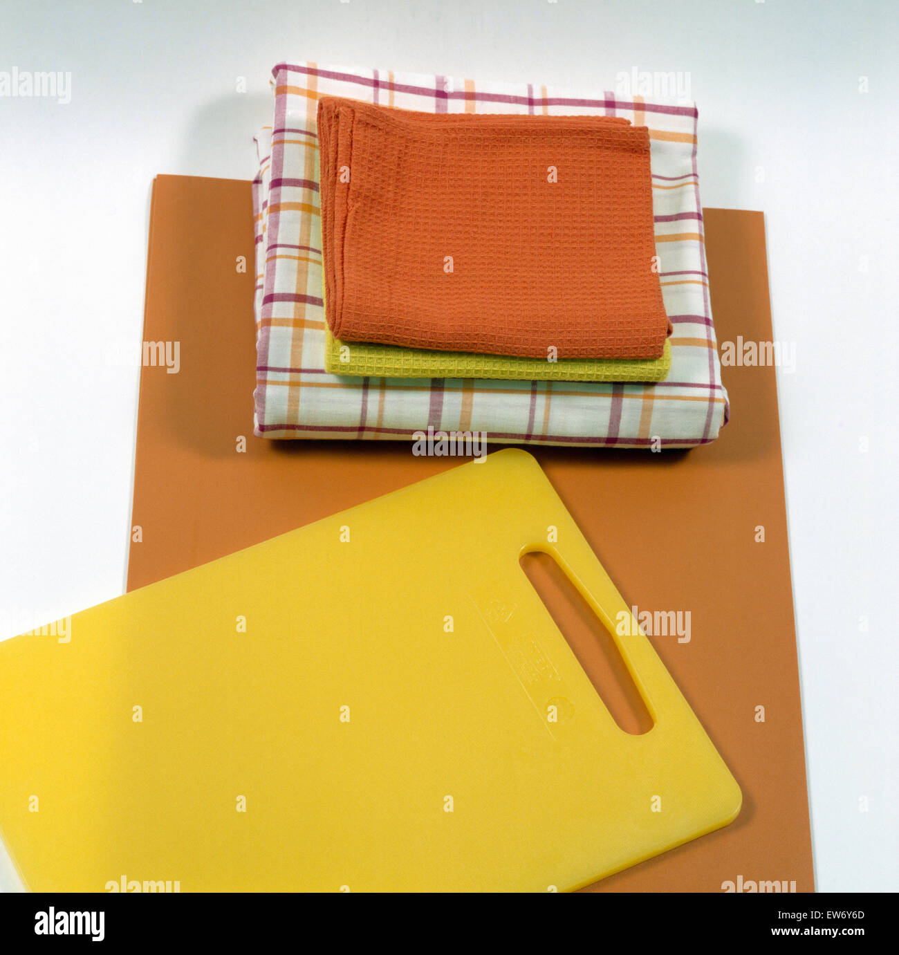 Nahaufnahme von Geschirrtücher und gelben Kunststoff Schneidebrett Stockfoto