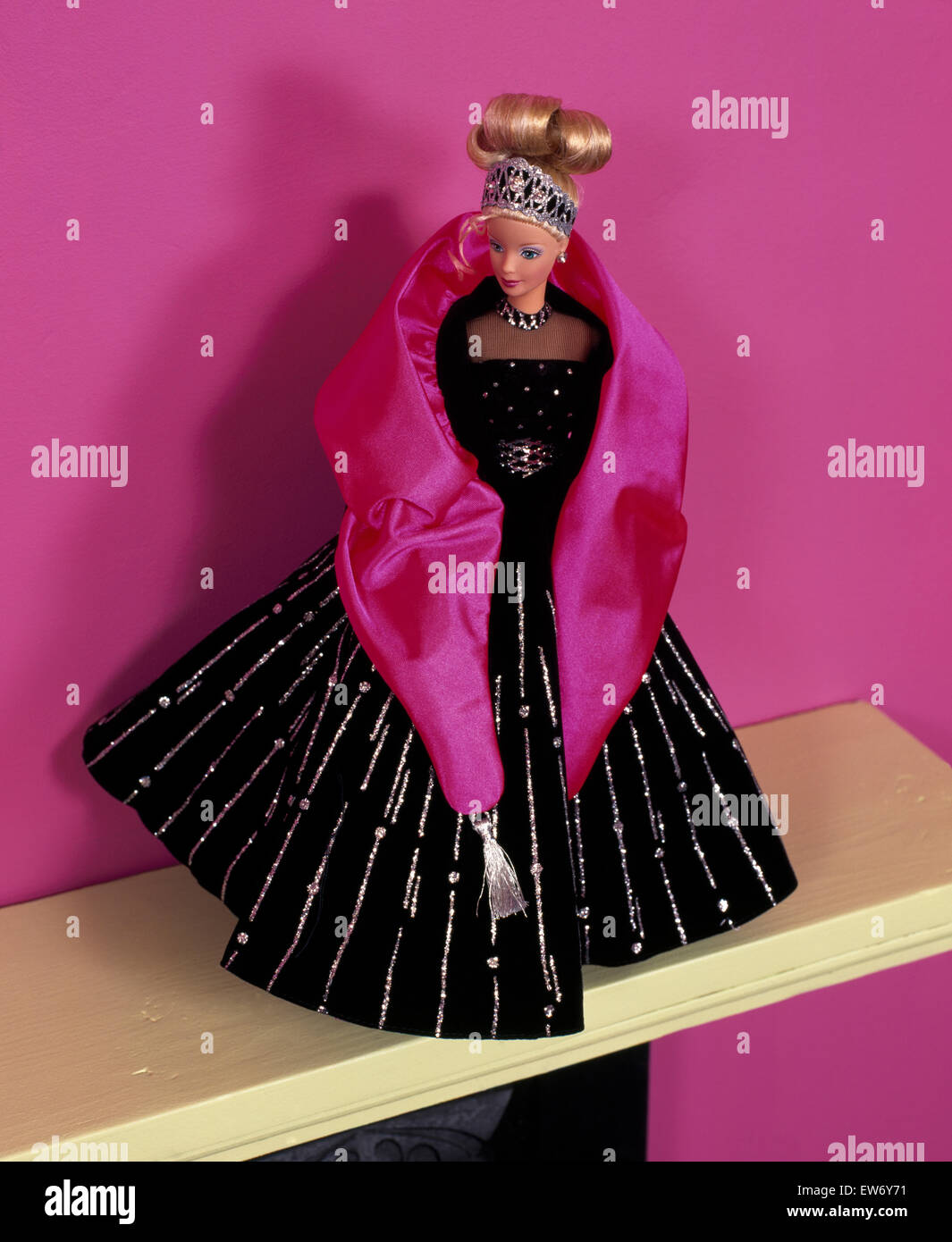 Nahaufnahme einer Barbie Style Puppe gekleidet in der hand made Abendkleid und rosa Stola Stockfoto