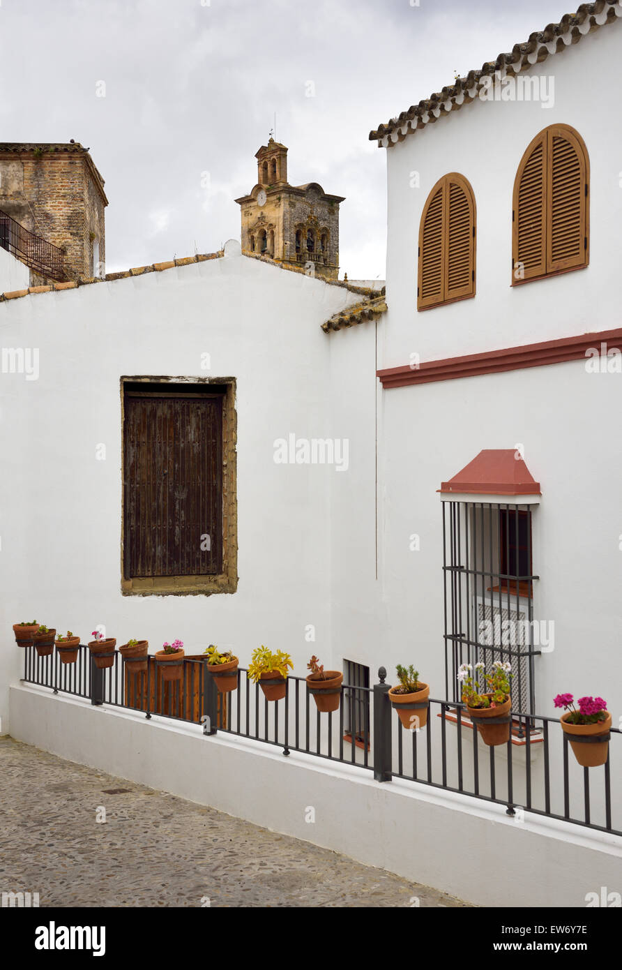 Kirche des Heiligen Petrus Glockenturm mit weiß getünchten Häusern und Blumen in Ton Töpfe Arcos De La Frontera Spanien Stockfoto