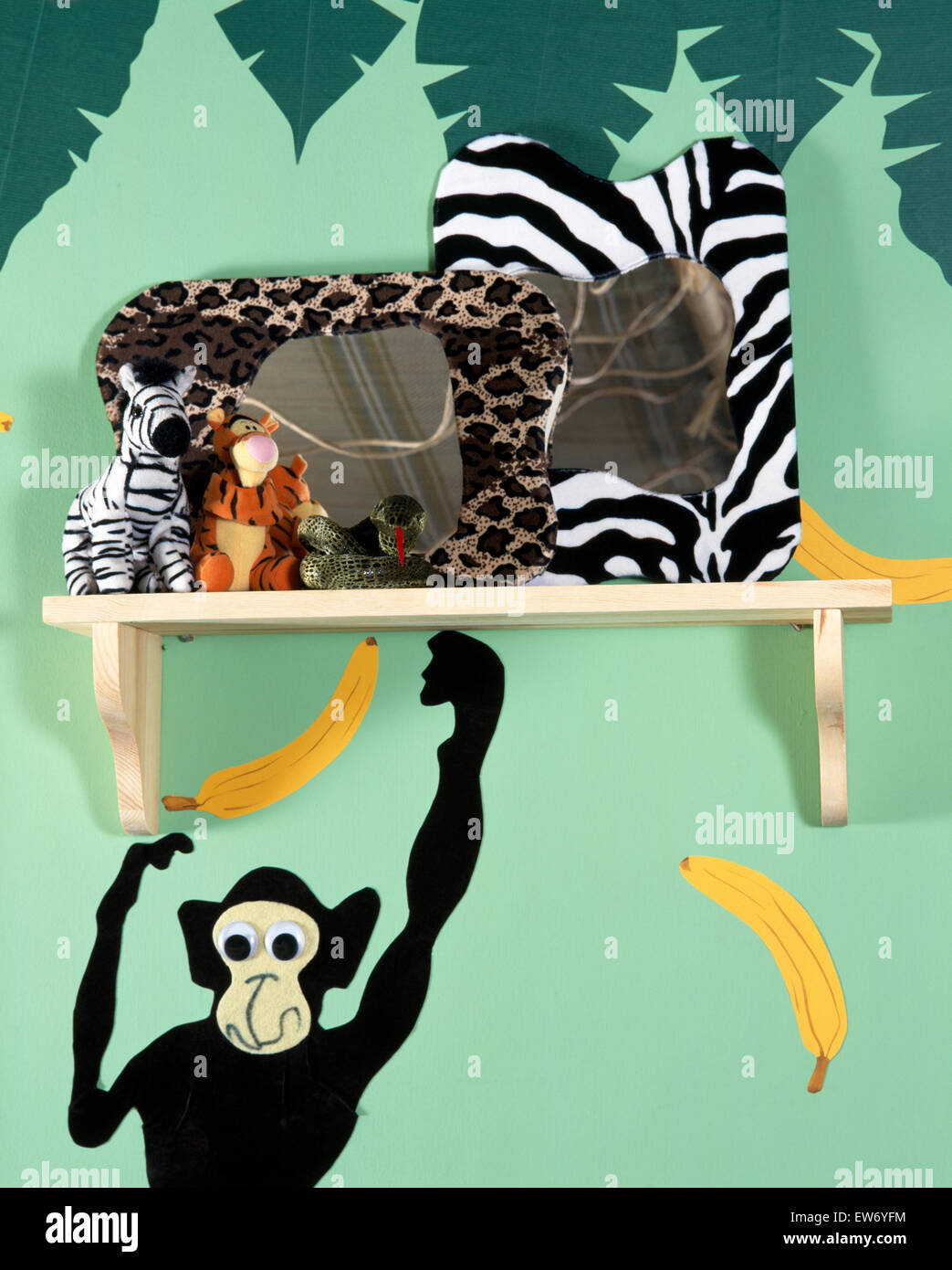 Tier drucken Spiegel auf einem grundlegenden Holzregal über ein handgemaltes Wandbild Affe Stockfoto