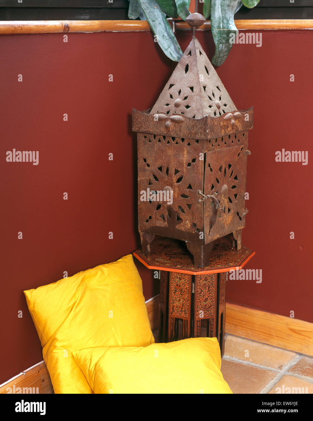 Nahaufnahme von einem Metall marokkanische Laterne und gelbe Seidenkissen Stockfoto