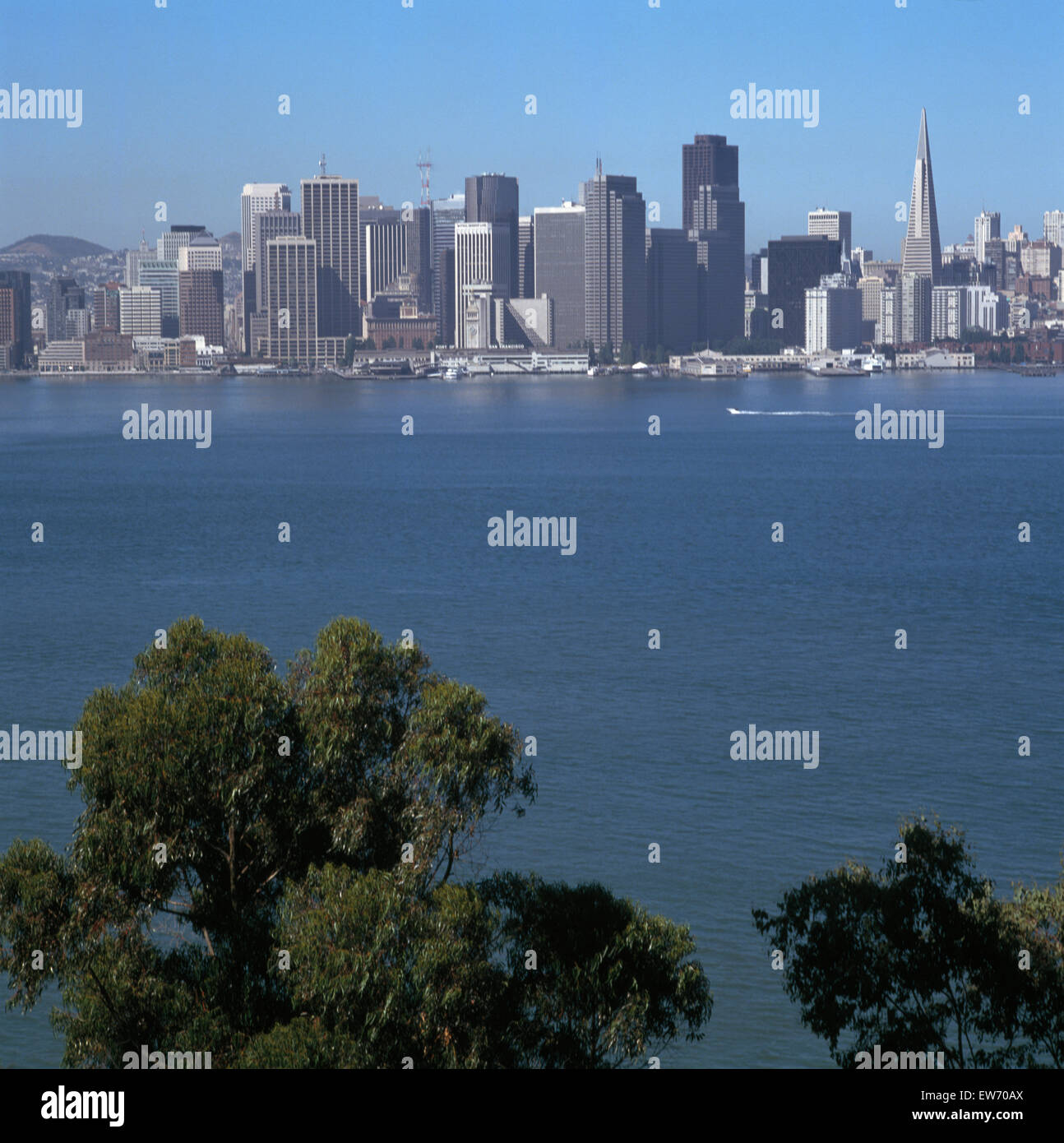 Blick über Wasser von der Stadt San Francisco Stockfoto