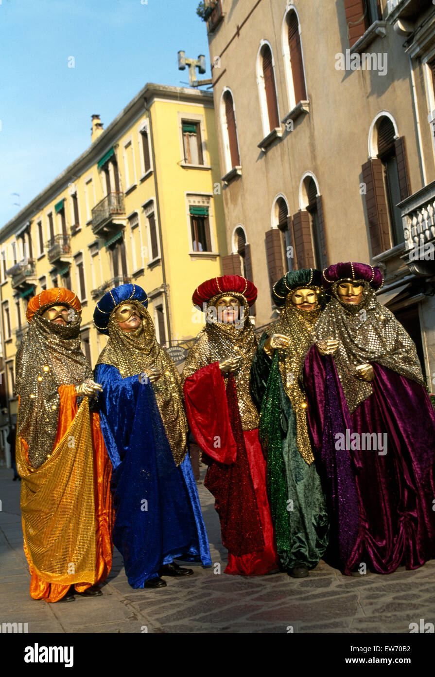 Nachtschwärmer tragen traditionelle Masken und Gewänder beim Karneval in Venedig für nur zur redaktionellen Nutzung Stockfoto