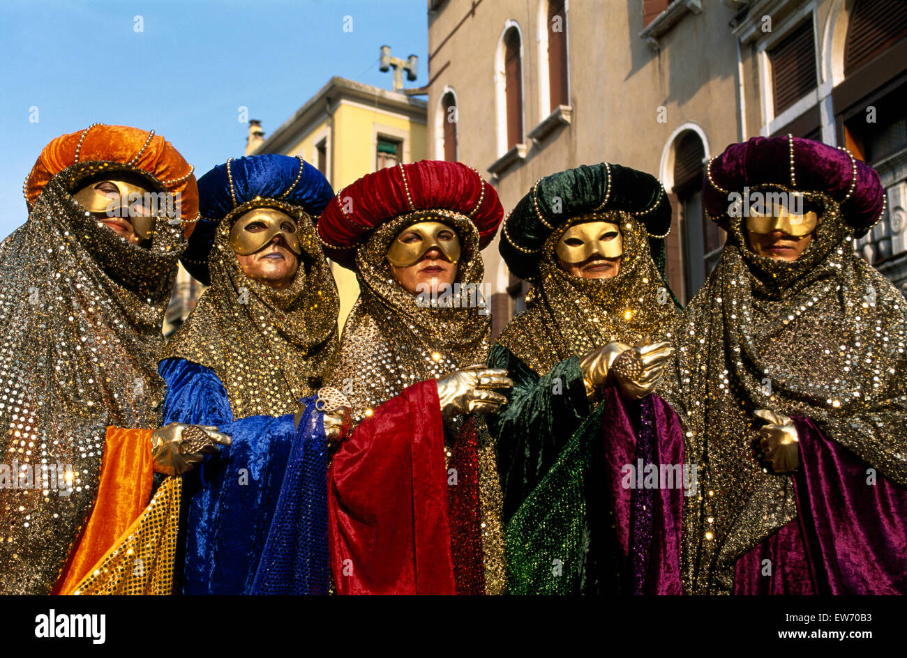 Nachtschwärmer tragen traditionelle Masken und Gewänder beim Karneval in Venedig für nur zur redaktionellen Nutzung Stockfoto