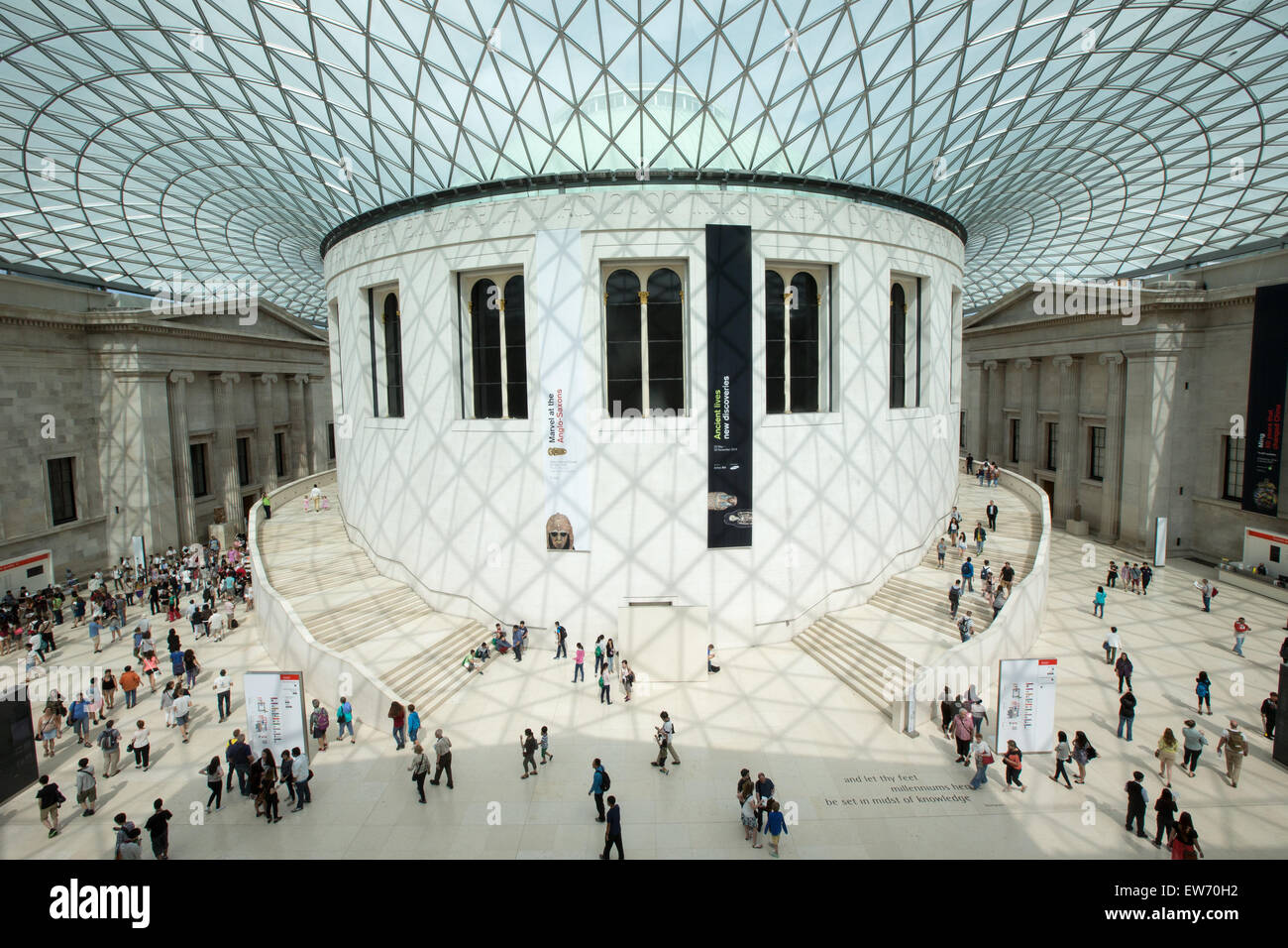 Innenraum des British Museum mit Wendeltreppe und gläserne Decke, entworfen von Sir Norman Foster Stockfoto
