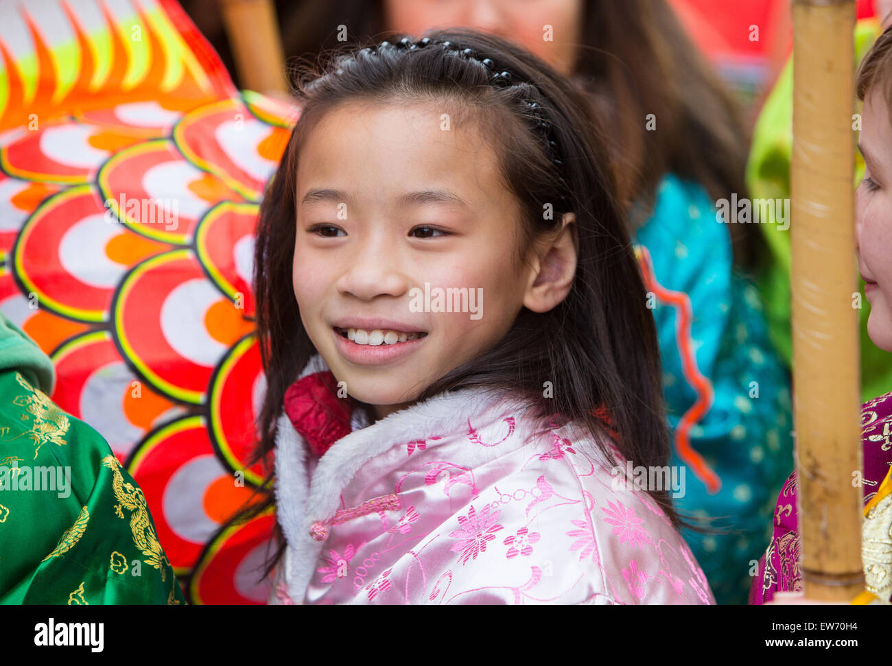 Porträt des jungen chinesischen Mädchen tragen traditionelle Kleidung, chinesische neue Jahr zu feiern Stockfoto