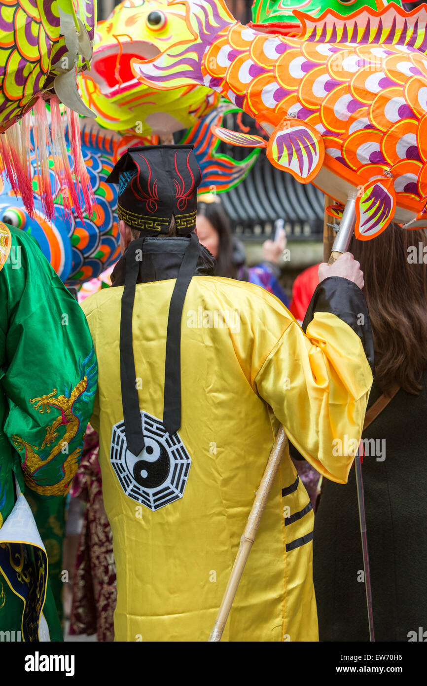 Menschen Sie tragen traditionelle chinesische Kostüm, feiert Chinesisches Neujahr in London Stockfoto
