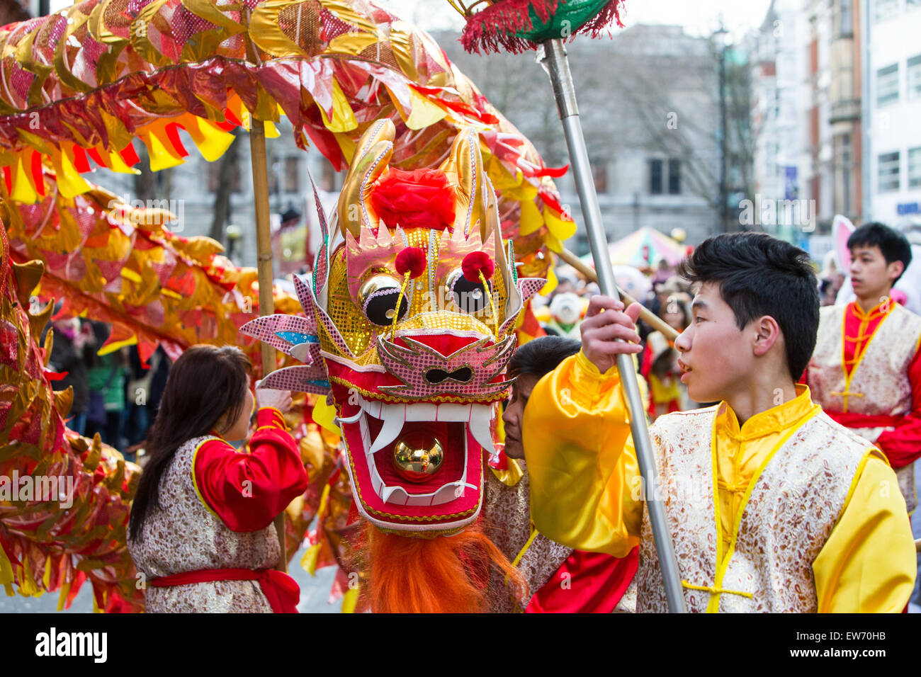 Menschen in der traditionellen chinesischen Kostüm mit chinesischen Papier Drachen feiert Chinesisches Neujahr in London Stockfoto