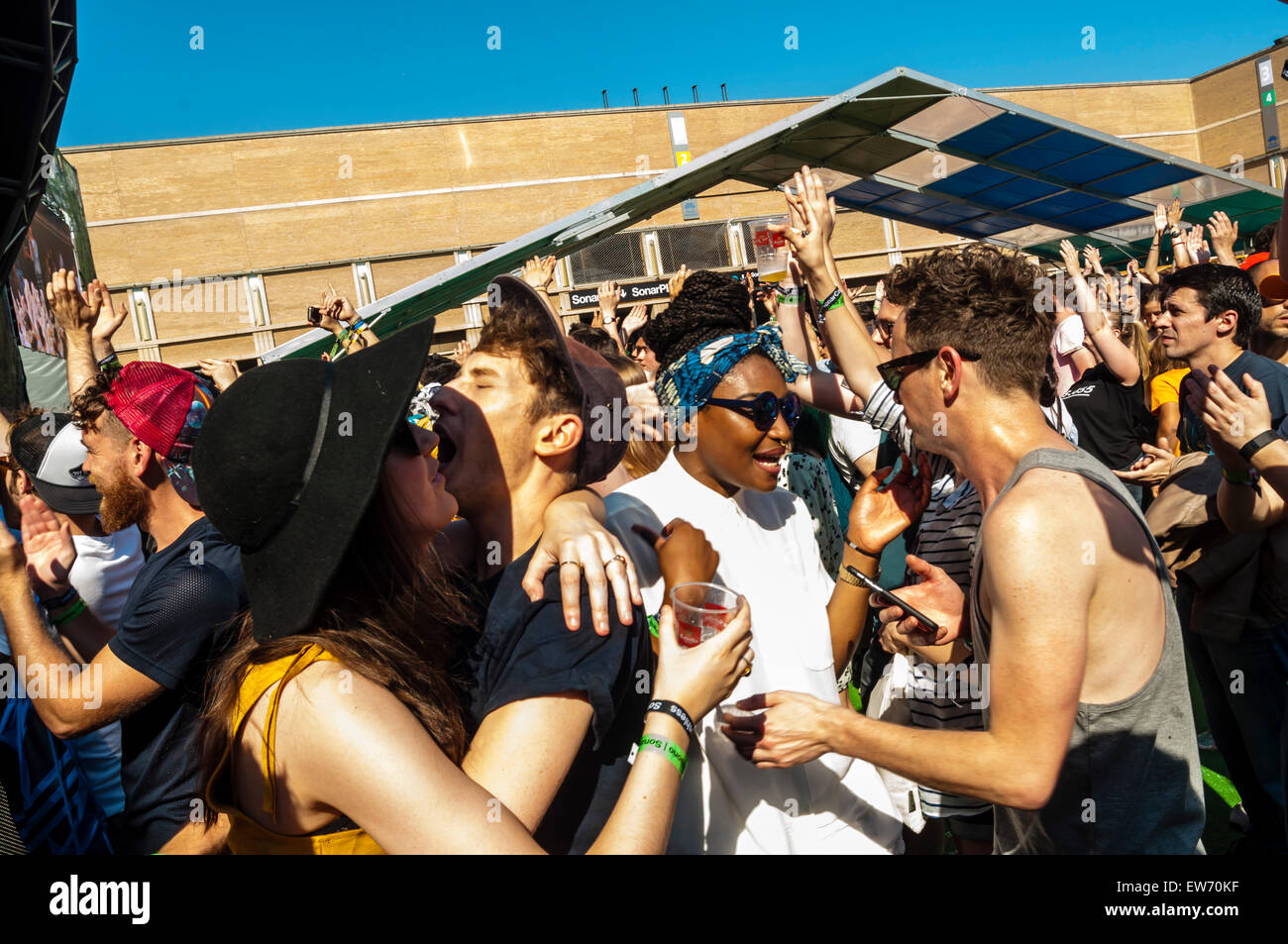 Barcelona, Katalonien, Spanien. 18. Juni 2015. Güte (UK), öffentliches Umfeld in der Sonar tagsüber Ambiente del Publico En el Sónar de Día - SonarVillage, Sonar 201 Credit: Cisco Pelay Alamy Live News Stockfoto