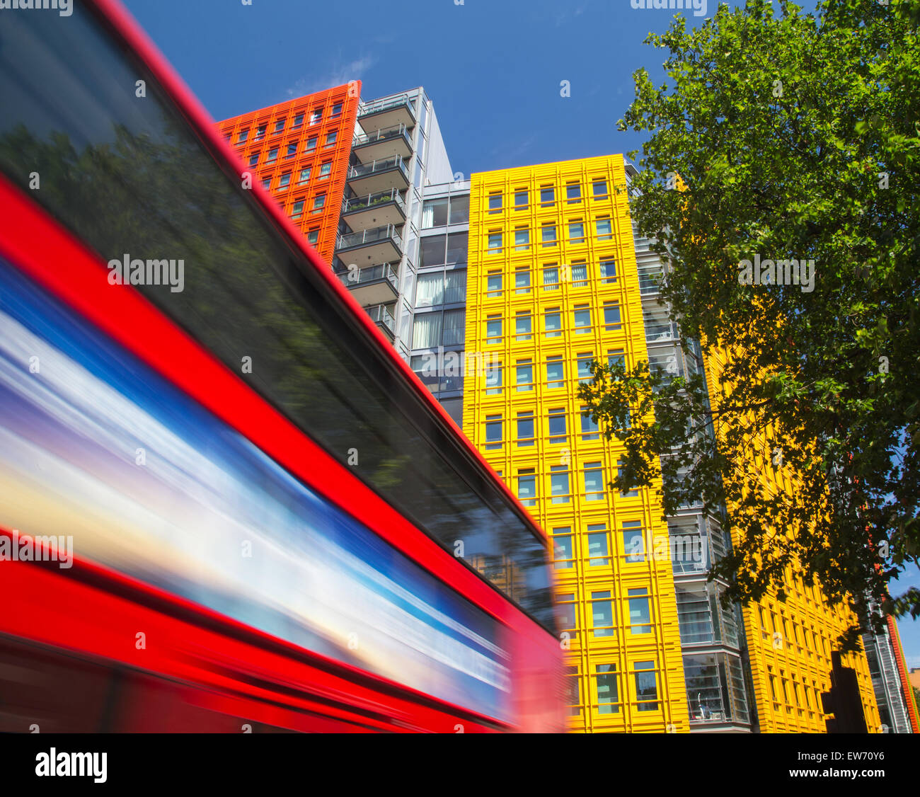 Soft-Fokus-Doppeldecker-Bus neben gelben high-Rise Bürohaus in London Stockfoto
