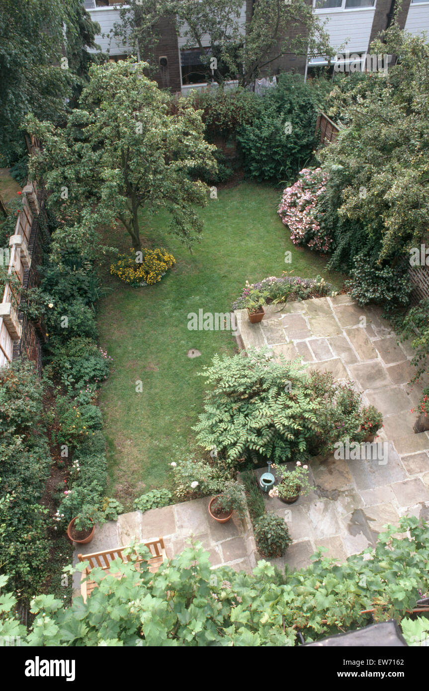Birdseye mit Blick auf ein s Garten eine gepflasterte Terrasse und ein Baum in den Rasen gepflanzt Stockfoto