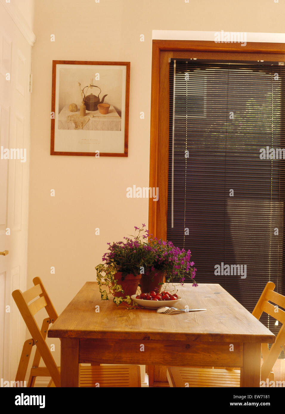 Klappstuhle Aus Holz Kiefer Tisch Mit Topfen Von Blutenpflanzen In Achtziger Jahre Esszimmer Mit Schwarzen Jalousie Am Fenster Stockfotografie Alamy