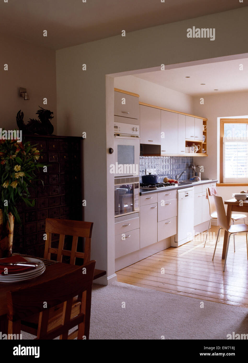 Moderne weiße Küche Erweiterung aus Speisesaal Stockfoto