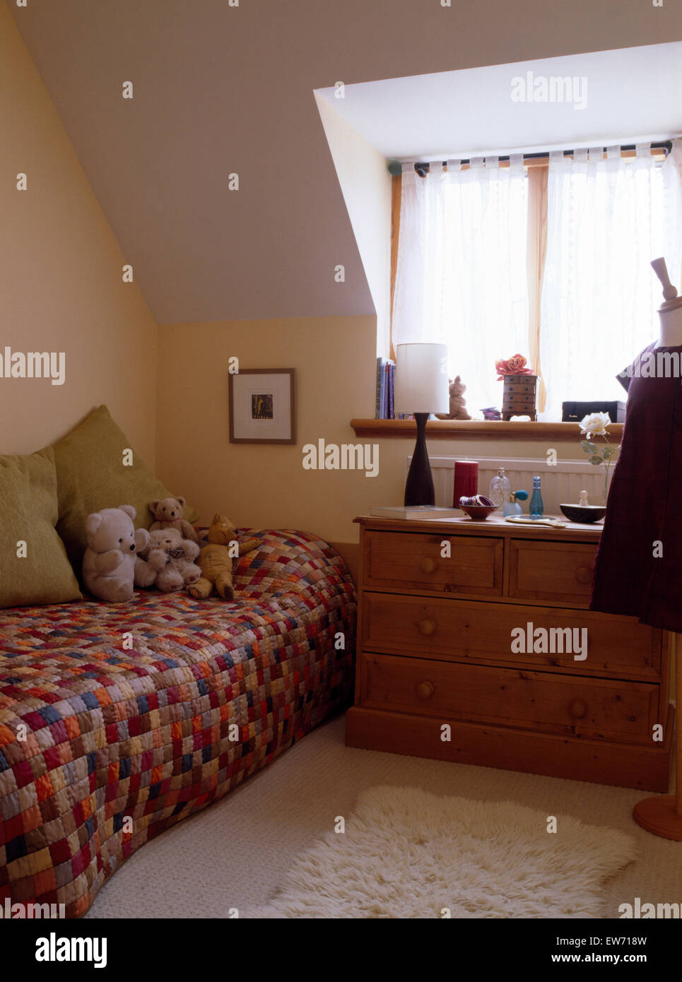 Patchwork quilt auf Einzelbett im Kinderzimmer Dachboden mit Kiefer Kommode  Stockfotografie - Alamy